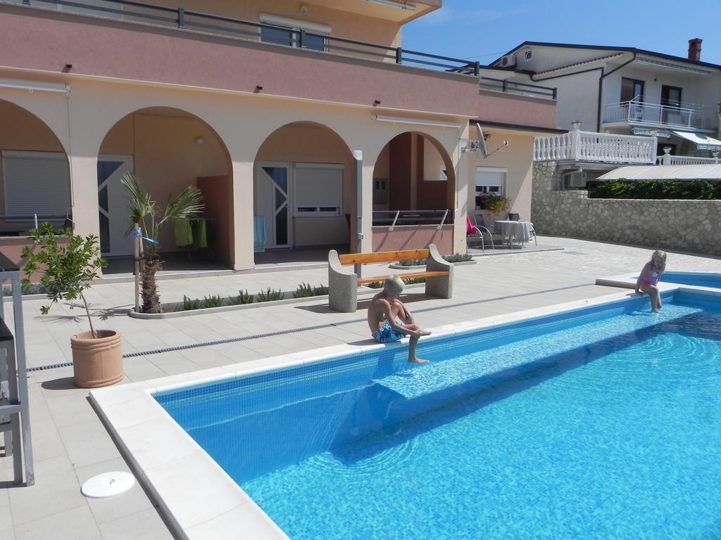 נובי ווינודולסקי Apartments Antolic מראה חיצוני תמונה